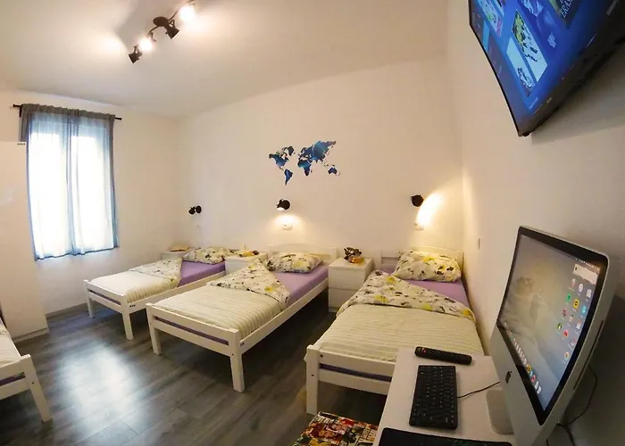 Croparadise Hostel *