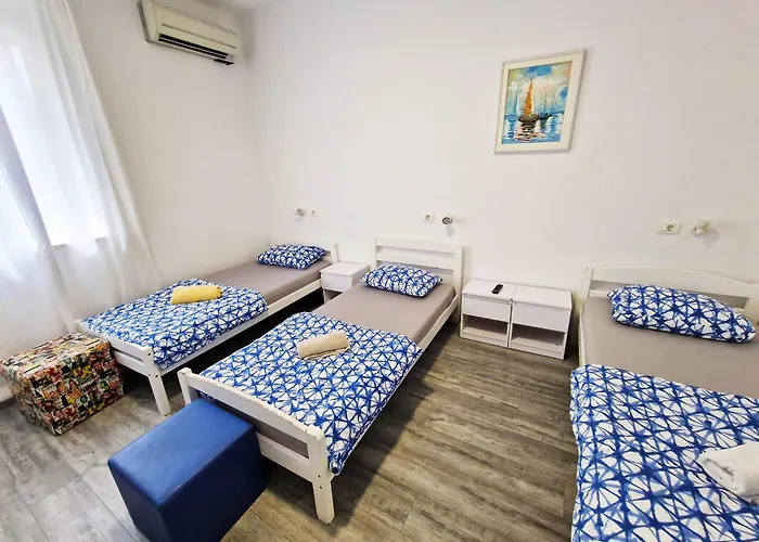 Croparadise Hostel *