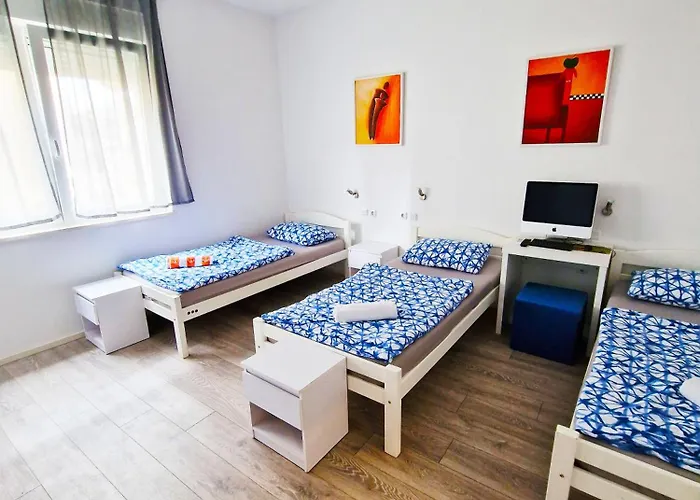 Croparadise Hostel *